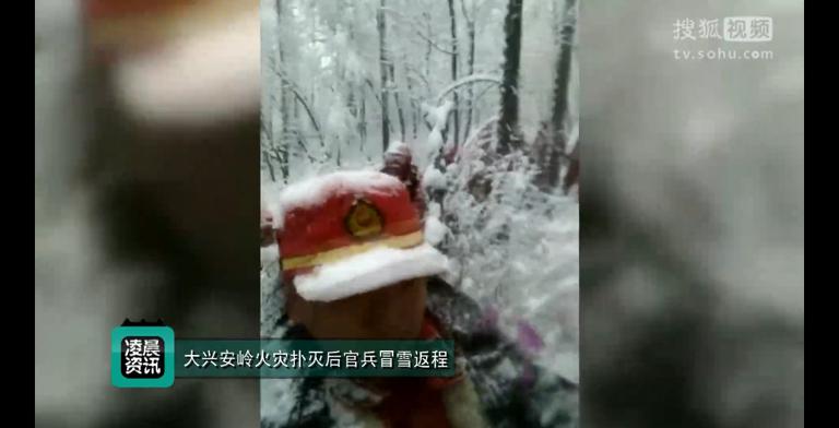 Officers and soldiers take a snow return after the fire in Greater Khingan Range